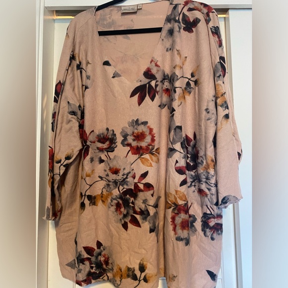 Dantelle 2X floral sweater, smoke free home - Picture 1 of 2